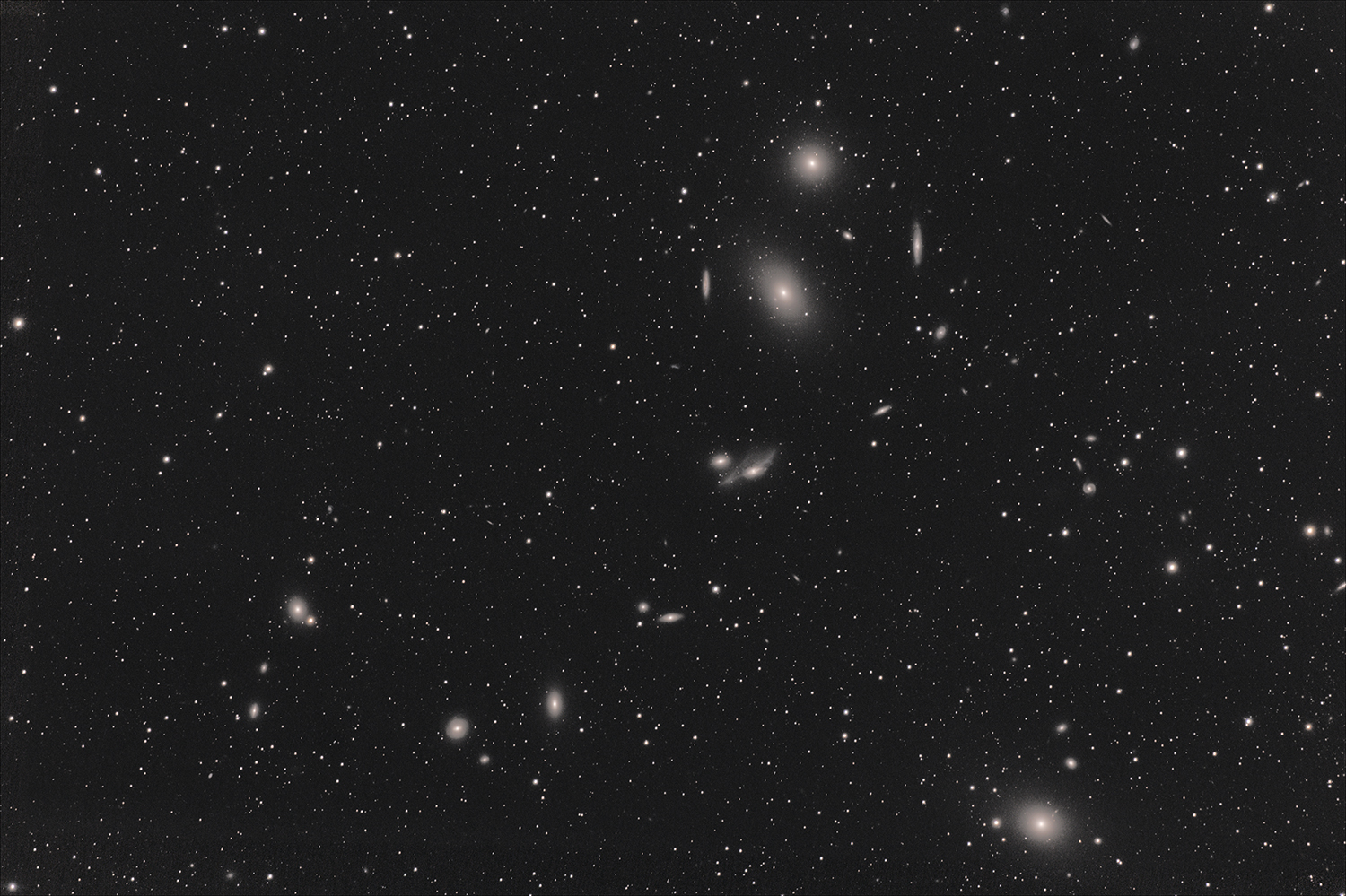 Markarian's Chain<br>
					2019/03/11-15<br>
					Lijiang, Yunnan, China<br>
					IRmod Canon60D<br>
					300s x19, 240s x40, 180s x118 ISO 3200<br>
					Borg 71FL multiflattener1.08x DG<br>
					Kenko Skymemo-RS<br>
					QHY5L-IIM Kowa LM75JC PHDguiding<br>
					uncropped